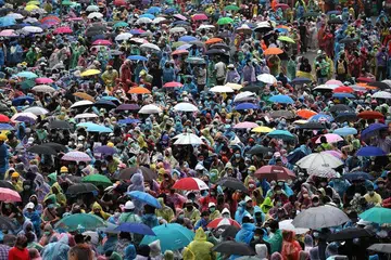 AMARAH RAKYAT: Puluhan ribu orang berkumpul di kawasan Monumen Kemenangan, Bangkok, bagi mendesak perubahan kepimpinan negara dan penghapusan undang-undang fitnah selain menuntut pembebasan penunjuk perasaan yang ditahan. - Foto EPA-EFE