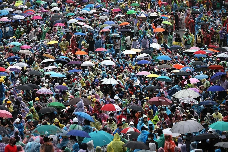 AMARAH RAKYAT: Puluhan ribu orang berkumpul di kawasan Monumen Kemenangan, Bangkok, bagi mendesak perubahan kepimpinan negara dan penghapusan undang-undang fitnah selain menuntut pembebasan penunjuk perasaan yang ditahan. - Foto EPA-EFE