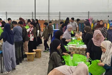 Seramai 80 sukarelawan membantu membungkus hamper pra-Syawal buat penerima Persatuan Muhammadiyah.