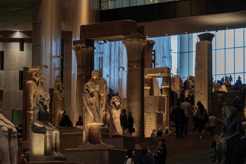 Pengunjung ke Muzium Agung Mesir di Giza, Kahirah, mengamati antara ratusan ribu artifak di muzium terbesar dunia itu.