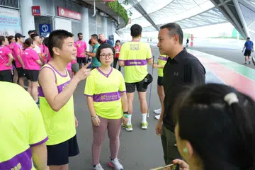 Mayor Majlis Pembangunan Masyarakat (CDC) South East, Encik Mohd Fahmi Aliman (kanan), beramah-tamah dengan peserta 3M Run for Inclusion, Encik Choo Jun Wei, di Hab Sukan Singapura pada 11 Jun.