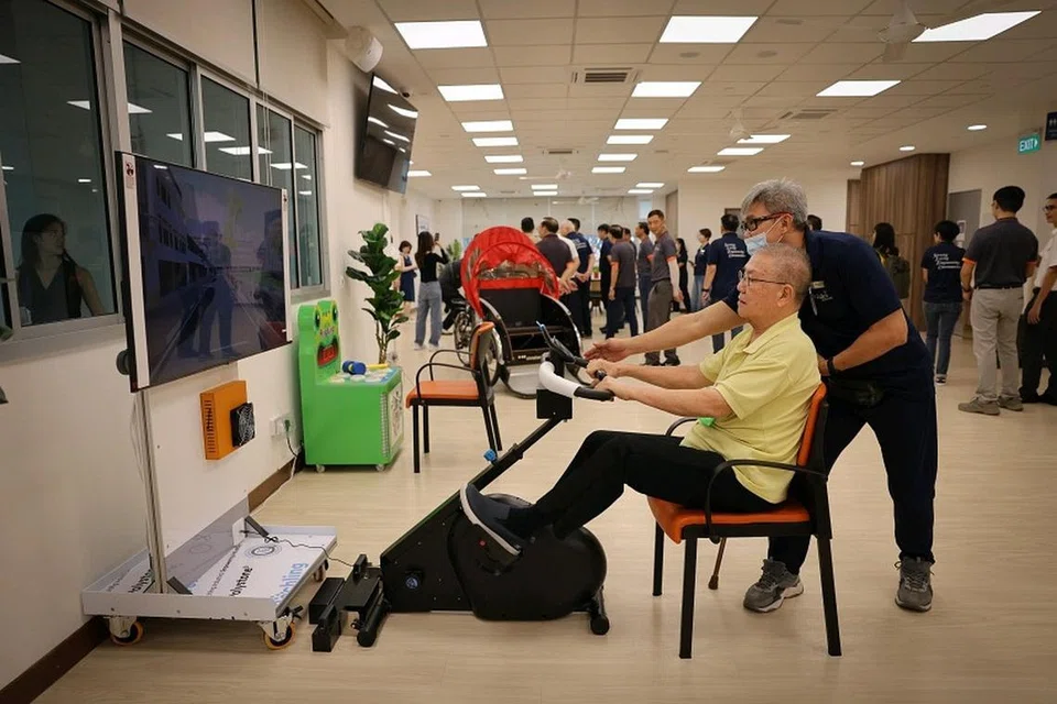 Pusat Penuaan Aktif Reach-SLEC (Care) di Teck Whye Vista adalah hasil kerjasama antara unit maklum balas pemerintah, Reach, dengan khidmat jagaan warga emas St Luke’s ElderCare (SLEC)  – yang pertama seumpamanya dalam sektor penjagaan warga emas.