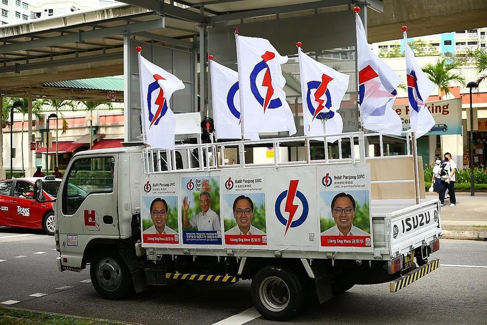 SEBAR MESEJ: Kenderaan berkempen bagi calon PAP di SMC Bukit Panjang Encik Liang Eng Hua dilihat di Fajar Road semalam. Encik Liang akan bersaing dengan calon Parti Demokratik Singapura (SDP) Dr Paul Tambyah di kawasan undi itu. - Foto ZAOBAO 