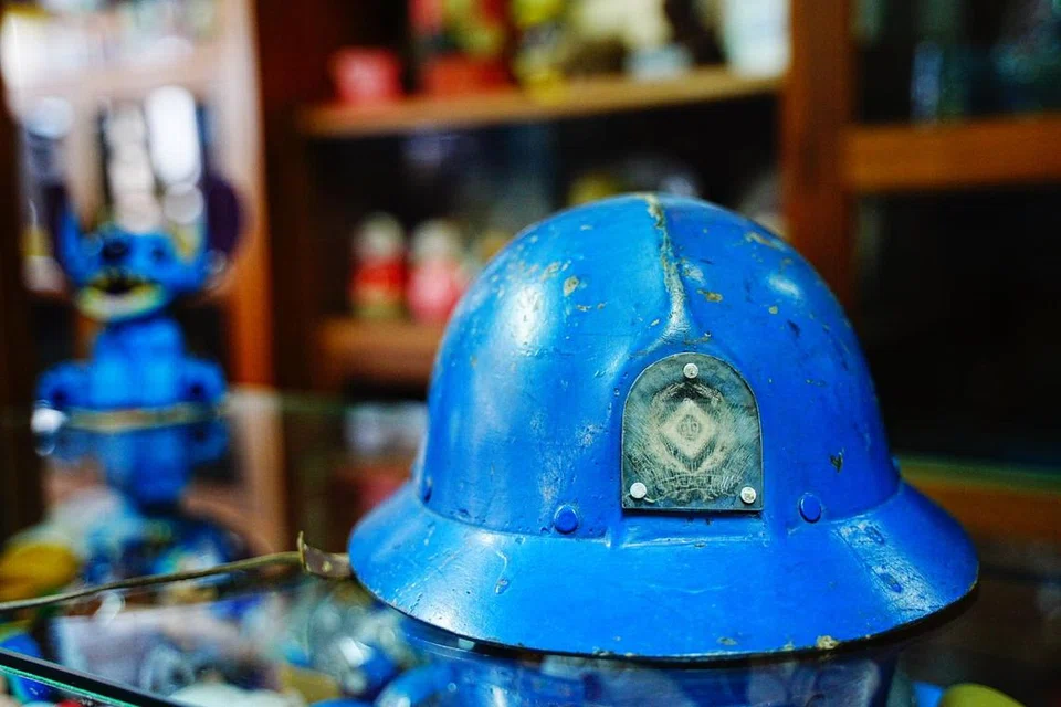 Topi keledar yang pernah digunakan oleh anggota Pasukan Polis Singapura (SPF) pada tempoh Komanwel. Kini, ia menjadi salah satu koleksi unik yang dipamerkan di kedai, Treasures at Home. milik Encik Mohamed Sadri Mohamed Farick.