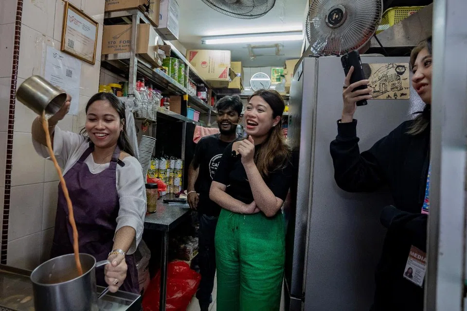 Dalam edisi teh tarik popular di Singapura, Kaki Makan diberi peluang mencuba ‘tarik’ teh di kedai Bhai Sarbat di 21 Bussorah Street.