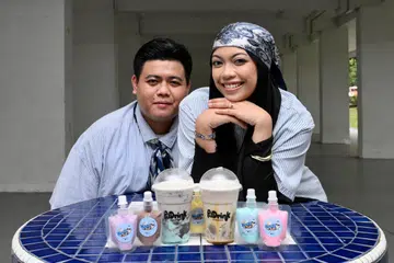 Pemilik Dadih Chill dan pasangan suami isteri, Encik Muhammad Taufiq Muhamad Raffi dan Cik Nurul Athirah Mohamed Khairwan melaburkan $100  untuk menghasilkan dadih yang boleh dinikmati dalam pek kecil.