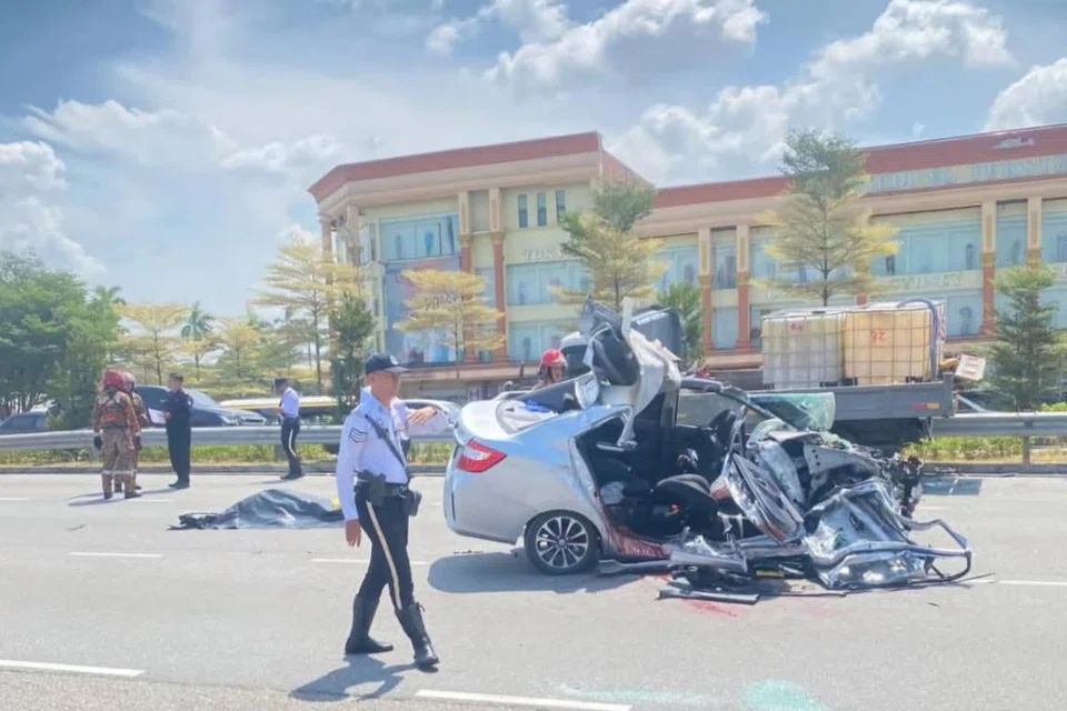 Malaysia, Johor, pemandu kereta swasta, penumpang, kemalangan, nahas