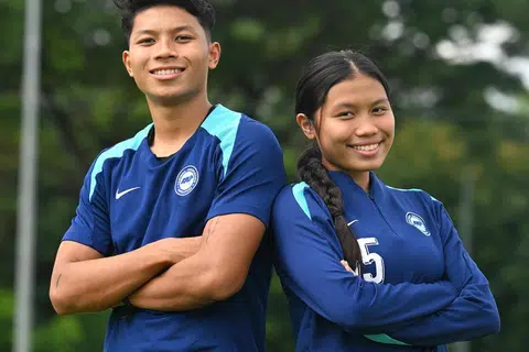 Pasangan adik beradik yang akan beraksi di Sukan SEA 2025 untuk pasukan bola sepak negara ialah Harith Danish Irwan (kiri) dan Irsalina Irwan. 