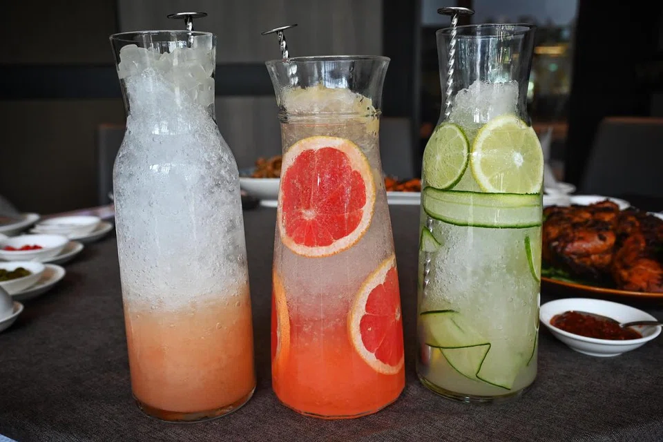 MINUMAN BUAH-BUAHAN: (Dari kiri) Dengan perisa pic, limau bali dan yuzu serta timun, minuman ini amat menyegarkan dan dapat menghilangkan dahaga. Airnya juga tidak terlalu manis dan bergas sedikit. 