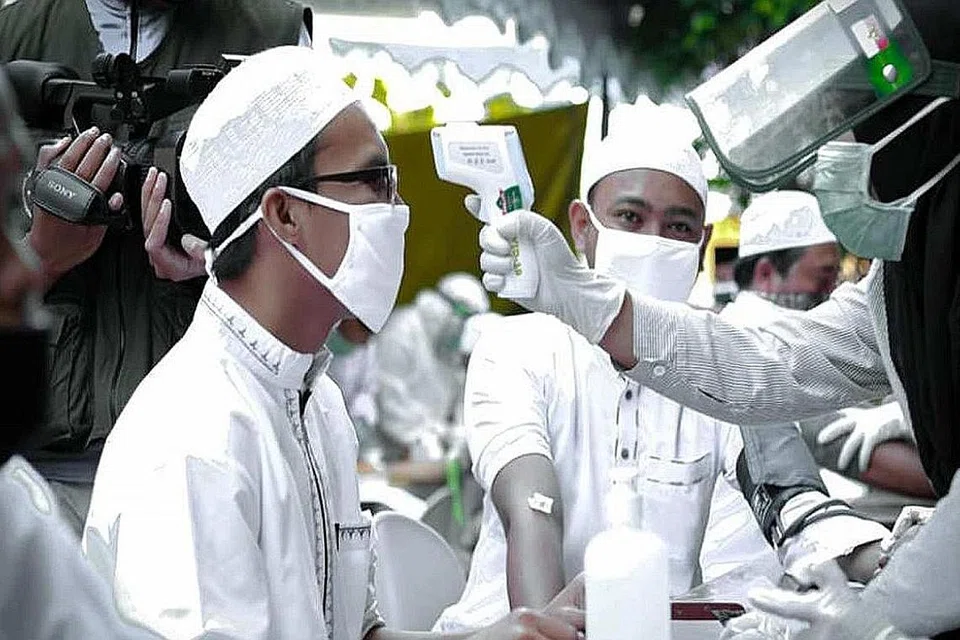 JAGA KESIHATAN ANGGOTA: Para petugas 'NU Peduli Covid-19' menjalankan ujian pantas ke atas asatizah dan penuntut di Pesantren Daruttauhid, Malang, Jawa Timur. Menurut Pengurus Umum NU, sehingga awal bulan lalu, seramai 234 kiyai dan anggota NU meninggal dunia akibat pandemik Covid-19. - Foto NU ONLINE.