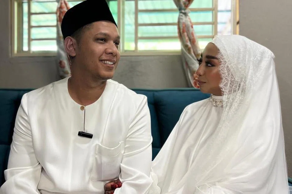 SAMA CANTIK, SAMA PADAN: Penyanyi Malaysia yang juga bekas bintang Akademi Fantasia 3, Amylea Azizan, 37 tahun, bersama suaminya, pegawai bomba dari Singapura, Encik Mohammad Aqbar Mohamad, 40 tahun.