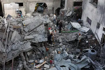 Para penduduk Palestin meninjau kerosakan selepas serangan udara Israel di Tengah Jaluran Gaza pada 23 November 2025.