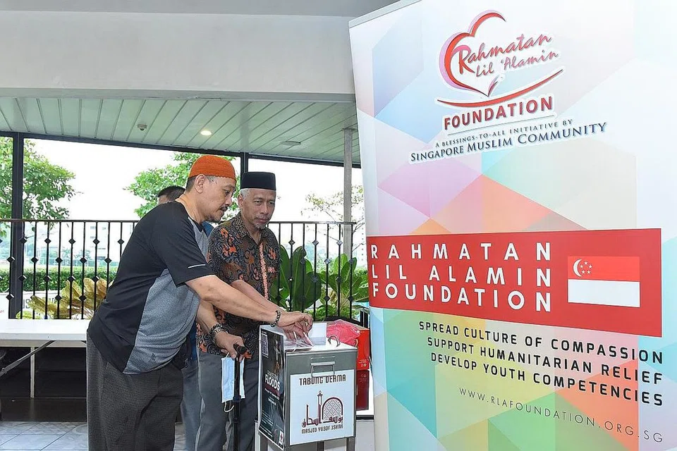 BANTU PAKISTAN: Jemaah di Masjid Yusof Ishak bagi solat Jumaat semalam dapat membuat sumbangan menerusi tabung derma fizikal. - Foto MUIS