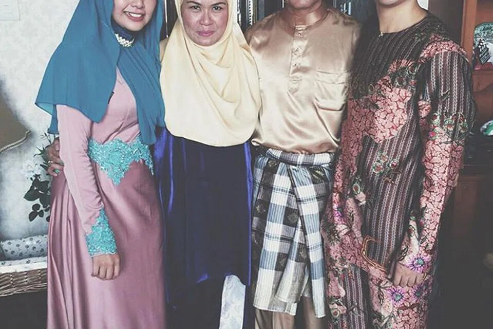 KENANGAN BERSAMA IBU: Penyanyi Alif Abdullah (kanan) dan isterinya, Azzah Fariha Samat (kiri), bergambar bersama ibu Alif, Allahyarhamha Maria Salim, dan bapa Alif, Encik Abdullah Salleh. - Foto ihsan ALIF ABDULLAH
