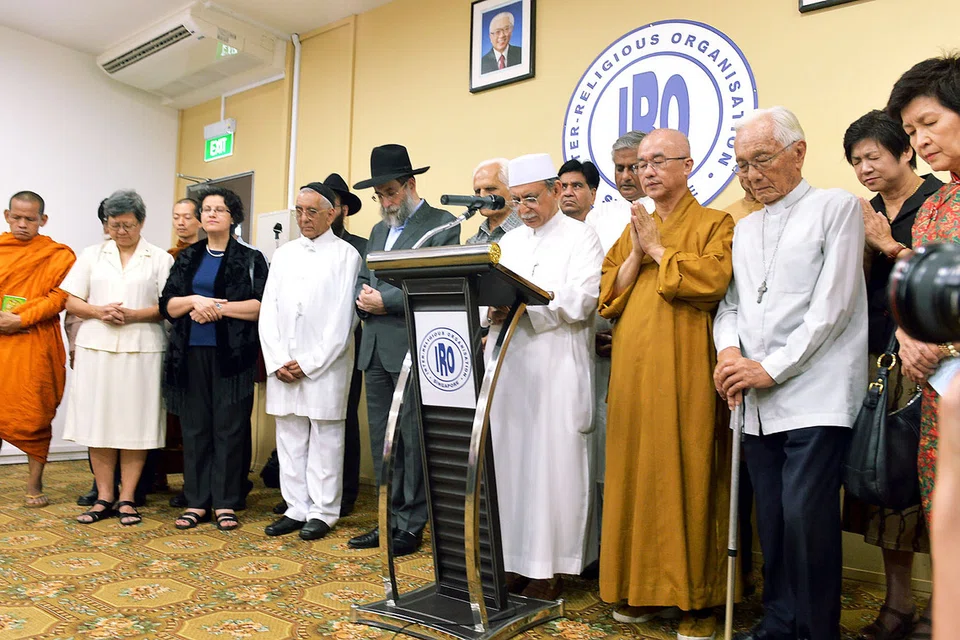 Mustahil untuk menyatukan keragaman beragama dan ini adalah antara hikmah penciptaan. Namun, penulis menekankan keragaman bentuk dan amalan boleh diakarkan kepada prinsip umum yang disepakati semua.