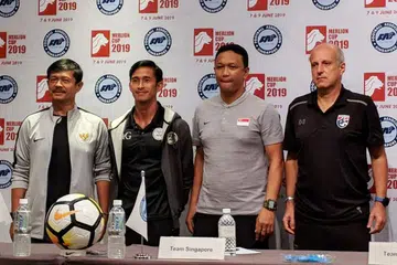 JURULATIH BERSIAP BERTARUNG: (Dari kiri) Indra (Indonesia), Andres (Filipina), Fandi dan Alexandre (Thailand) di sidang akhbar Piala Merlion semalam sebelum perlawanan separuh akhir yang bermula petang ini. - Foto ZULAIQAH ABDUL RAHIM