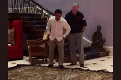 Jeffrey Epstein (kanan) dan tokoh perniagaan Amiriah Arab Bersatu (UAE), Sultan Ahmed bin Sulayem, meneliti objek menyerupai kiswah, kelambu hitam menutupi Kaabah, dalam satu imej yang tular daripada fail e-mel Epstein. Menurut rekod yang didedahkan, imej tersebut dihantar sebagai lampiran dalam satu e-mel bertarikh 8 Mei 2014 dan menunjukkan objek berkenaan diletakkan di atas lantai namun lokasi imej tersebut dirakam tidak didedahkan.