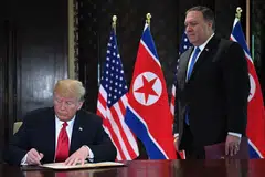 BERI AMARAN: Setiausaha Negara Amerika Syarikat, Encik Mike Pompeo (kanan), berkata sekatan ke atas Pyongyang tidak akan dilonggarkan sehingga senjata nuklear dihapuskan. - Foto AFP