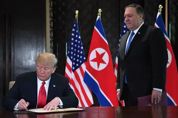 BERI AMARAN: Setiausaha Negara Amerika Syarikat, Encik Mike Pompeo (kanan), berkata sekatan ke atas Pyongyang tidak akan dilonggarkan sehingga senjata nuklear dihapuskan. - Foto AFP