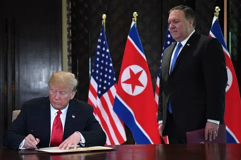 BERI AMARAN: Setiausaha Negara Amerika Syarikat, Encik Mike Pompeo (kanan), berkata sekatan ke atas Pyongyang tidak akan dilonggarkan sehingga senjata nuklear dihapuskan. - Foto AFP