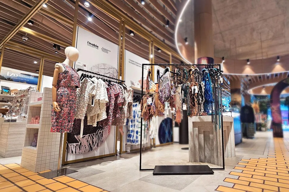 Koleksi beg ‘Interwoven’ kerjasama Bound Designs dan klien Minds (kanan) bersama barangan gaya hidup lain dalam koleksi inklusif itu termasuk pakaian wanita dan kanak-kanak dipamerkan di Design Orchard. 