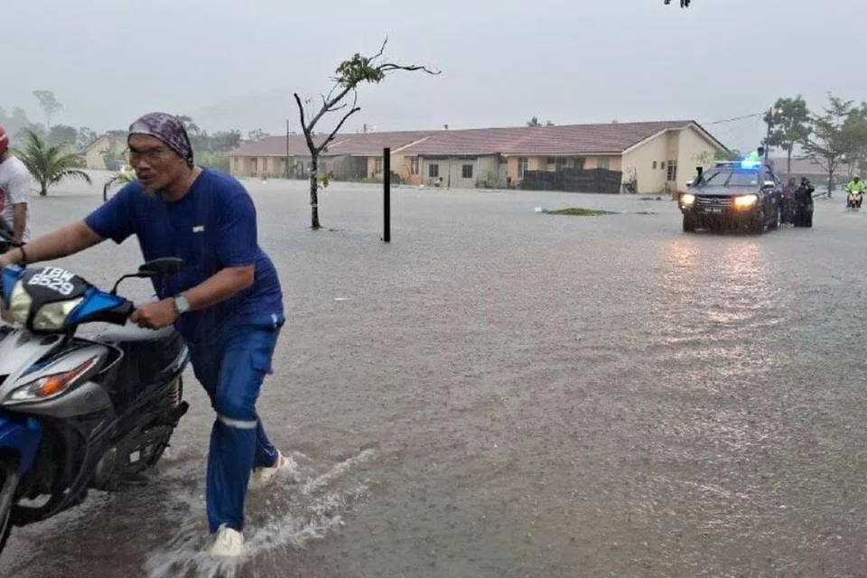 Kemaman merupakan daerah paling teruk dilanda banjir di Terengganu dengan 2,620 mangsa dipindahkan ke pusat pemindahan sementara pada 20 November. Bagaimanapun menjelang petang, ada sesetengah penempatan di Kemaman mula surut daripada banjir.