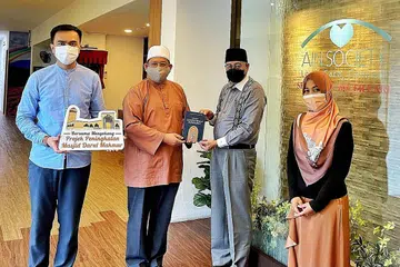 PENYERAHAN BUKU AMAL PAKEJ EKSKLUSIF: (Dari kiri) Pengurus Masjid Darul Makmur, Ustaz Ruhaizan Abdullah, bersama penulis buku 'Saat Cakerawala Bersujud', Ustaz Mohamed Fatris Bakaram, menyerahkan buku untuk pesakit barah di bawah naungan Persatuan AIN. Penyerahan buku itu diterima oleh Encik Mohd Mohd Yusof Ismail (CEO Persatuan AIN). Penyerahan itu disaksikan oleh Cik Syafia Sharun, Pengarah Persatuan AIN. - Foto MASJID DARUL MAKMUR 