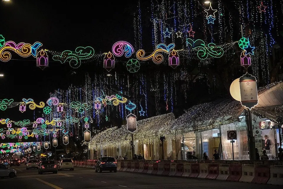 BERMANDIKAN CAHAYA: Kawasan Geylang Serai diterangi hiasan lampu yang antara lain memaparkan seni dan budaya masyarakat Melayu/Islam seperti masjid, kampung, batik bercorak bunga, rama-rama, bulan sabit dan bintang, sepanjang Sims Avenue, Geylang Road dan Changi Road.