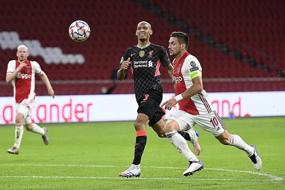 TIADA VAN DIJK, FABINHO ADA: Pemain midfield Fabinho (tengah) mengisi posisi bek tengah Liverpool, dek ketiadaan tunggak pertahanan Virgil van Dijk disebabkan kecederaan, dan beliau bermain dengan baik. - Foto REUTERS