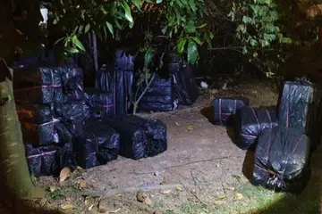 Lelaki-lelaki itu, berusia antara 22 dengan 48 tahun, telah cuba menyeludup sejumlah 3,740 karton dan 448 paket rokok kontraban.