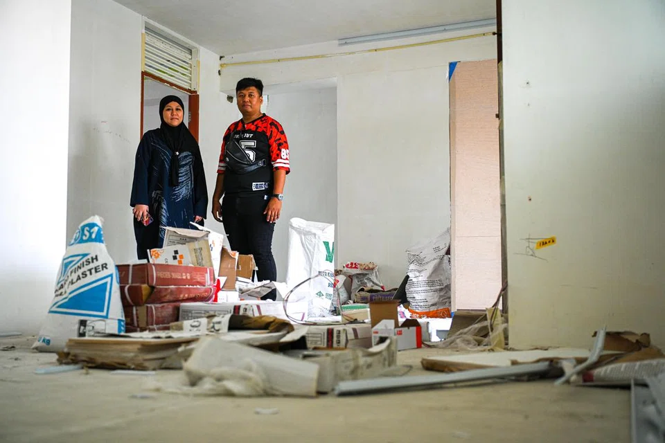 TERBENGKALAI: Cik Noorina May Wong dan suami, Encik Muhammad Azizi Mohamad Hariyadi melihat peralatan yang ditinggalkan apabila syarikat renovasi disyaki lesap.