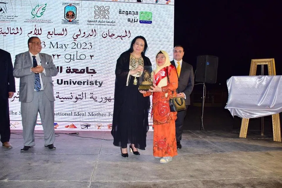 DIIKTIRAF: Profesor Madya Dr Kamsiah Abdullah (dua dari kiri) telah diiiktiraf sebagai calon untuk Anugerah Ibu Ideal semasa Pesta Kebangsaan Untuk Ibu Ideal Ke-7 di Luxor, Mesir pada 3 Mei.