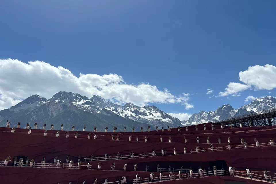 Gunung Salji Jade Dragon di Lijiang dalam daerah Yunnan, China.