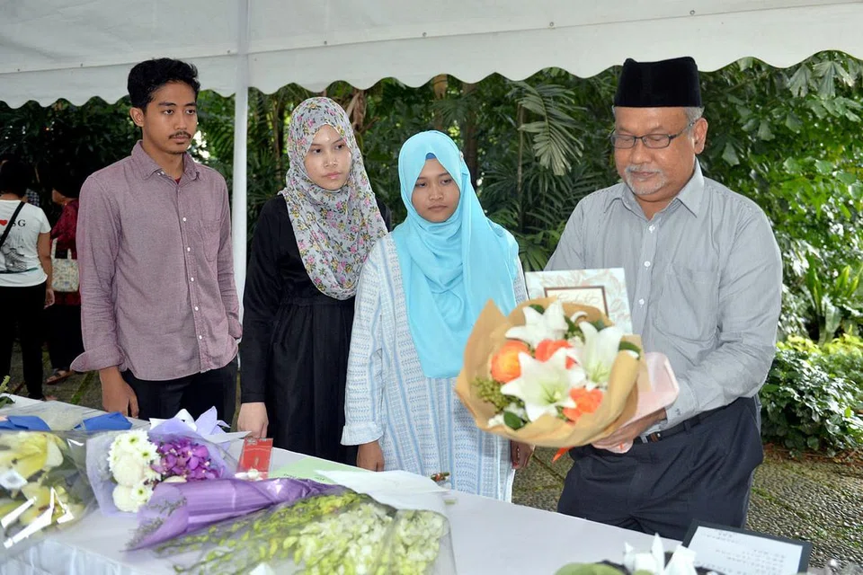 UTUS TAKZIAH: Rakyat daripada setiap lapisan masyarakat mengutus takziah di Istana menyusuli pemergian Encik Nathan. - Foto M.O. SALLEH