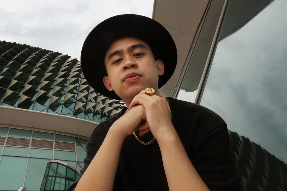 TURUT MENANG: Penyanyi Alif Abdullah, penggubah dan penulis lirik, merangkul trofi bagi kategori Lagu Pop Melayu Tempatan Terbaik kerana pungutan royalti tertinggi bagi lagu pop Melayunya, 'Tepi Sikit'. - Foto THE STRAITS TIMES