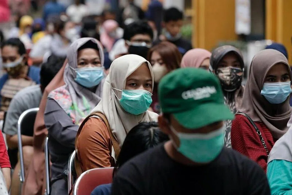Orang ramai di Indonesia menunggu giliran mendapatkan vaksinasi Covid-19. - Foto REUTERS
