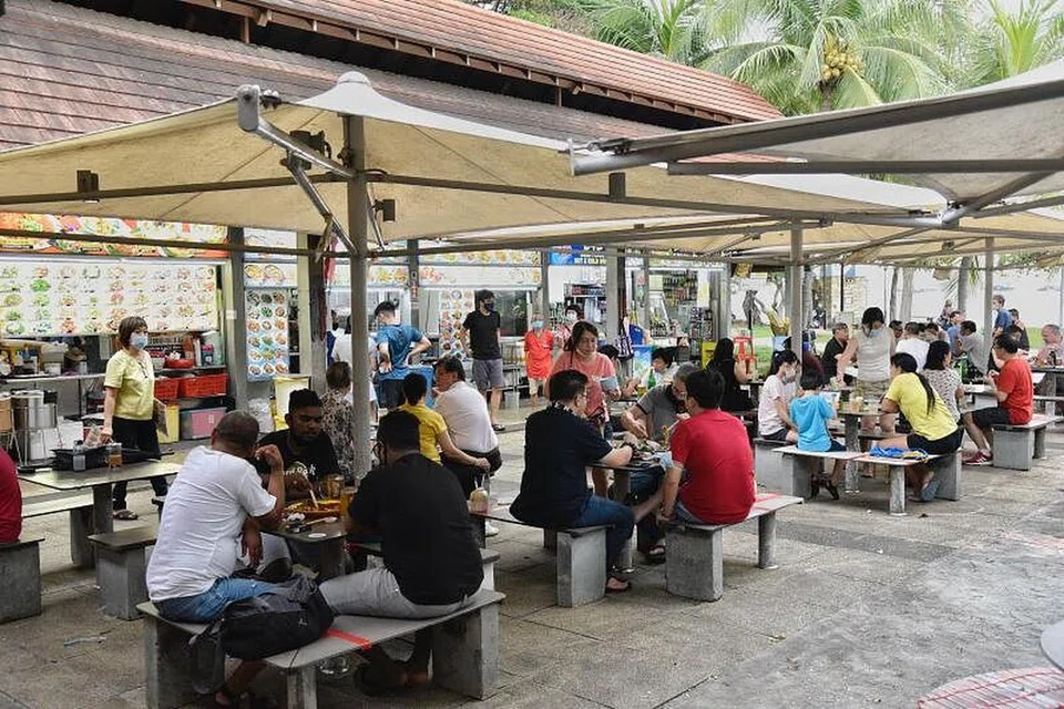 Orang ramai dilihat makan di East Coast Lagoon Food Village hari ini (19 Jun), hari pertama Fasa Dua pembukaan semula ekonomi. - Foto DESMOND WEE