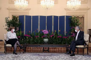 HUBUNGAN MESRA: Perdana Menteri Lee Hsien Loong berbincang dengan Menteri Pertahanan Australia Senator Linda Reynolds di Istana semalam. - Foto MCI