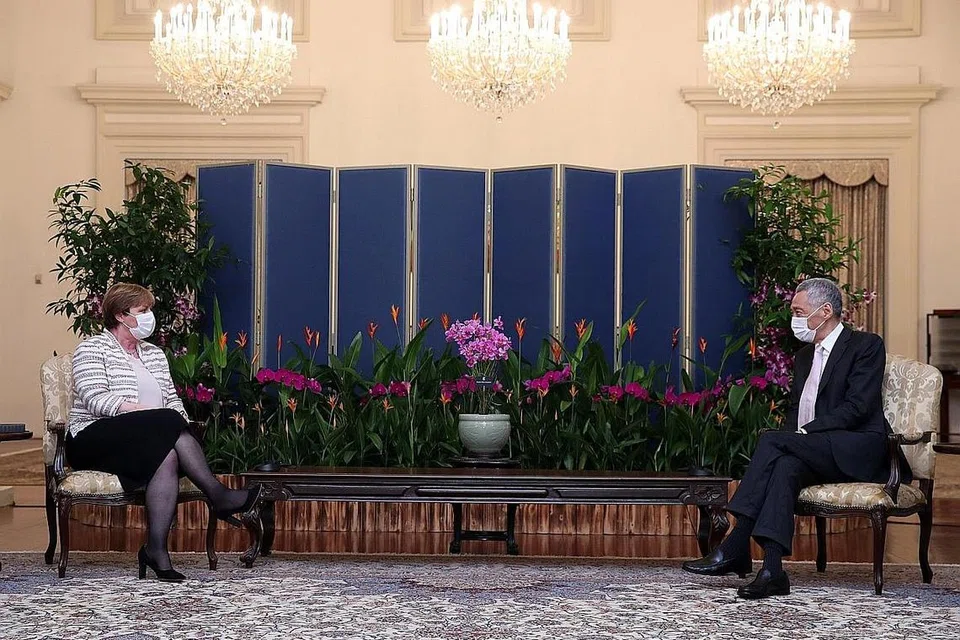 HUBUNGAN MESRA: Perdana Menteri Lee Hsien Loong berbincang dengan Menteri Pertahanan Australia Senator Linda Reynolds di Istana semalam. - Foto MCI