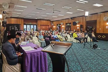 Pengacara dan penjaga masa bersama jemaah dan waris peserta di Majlis Tilawah & Tilawah Al-Quran 2023 di Dewan Yam di Masjid Ar-Raudhah pada 2023.