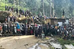 Orang ramai turut cuba membantu dalam operasi menyelamat di tapak tertimbus yang terletak sekitar 600 kilometer dari Port Moresby, ibu kota Papua New Guinea.