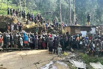 Orang ramai turut cuba membantu dalam operasi menyelamat di tapak tertimbus yang terletak sekitar 600 kilometer dari Port Moresby, ibu kota Papua New Guinea.