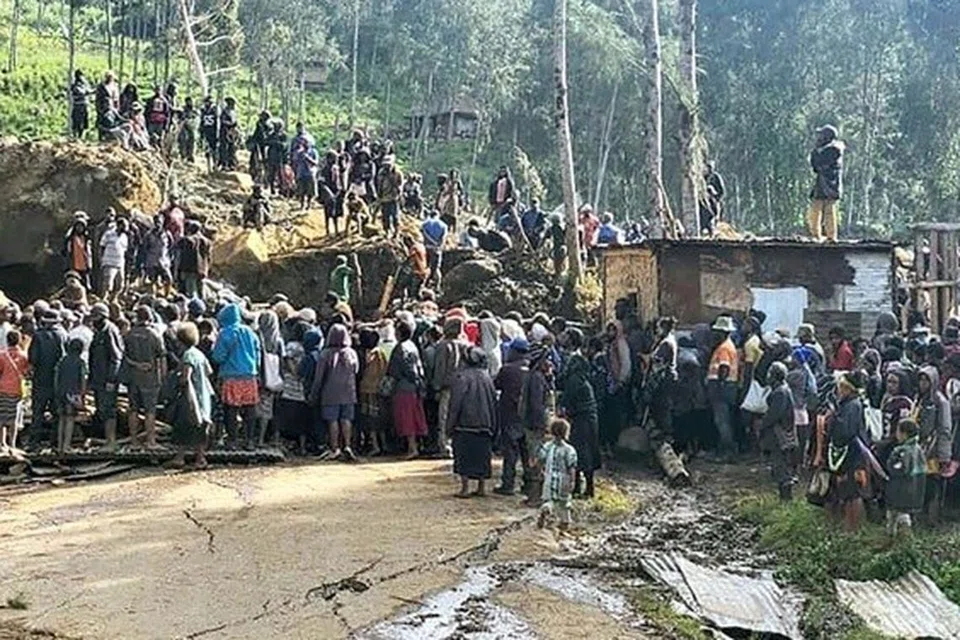 Orang ramai turut cuba membantu dalam operasi menyelamat di tapak tertimbus yang terletak sekitar 600 kilometer dari Port Moresby, ibu kota Papua New Guinea.