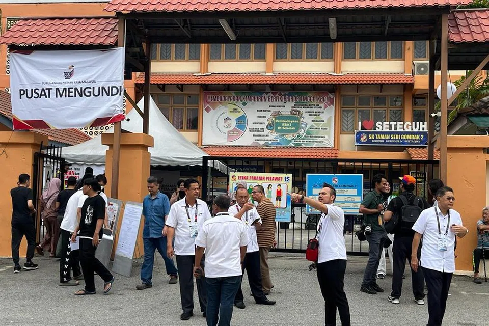 KEADAAN TERKAWAL: Gelagat pengundi di pusat mengundi di Sekolah Kebangsaan Sri Gombak, Selangor, sempena Pilihan Raya Negeri pada Sabtu.