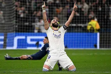 DUA WAJAH BERBEZA: Pengurus PSG, Mauricio Pochettino kelihatan hampa manakala penyerang Real, Karim Benzema (gambar atas), meraikan hatrik untuk bantu kelab gergasi Sepanyol itu bangkit dan mara ke suku akhir. - Foto-Foto AFP