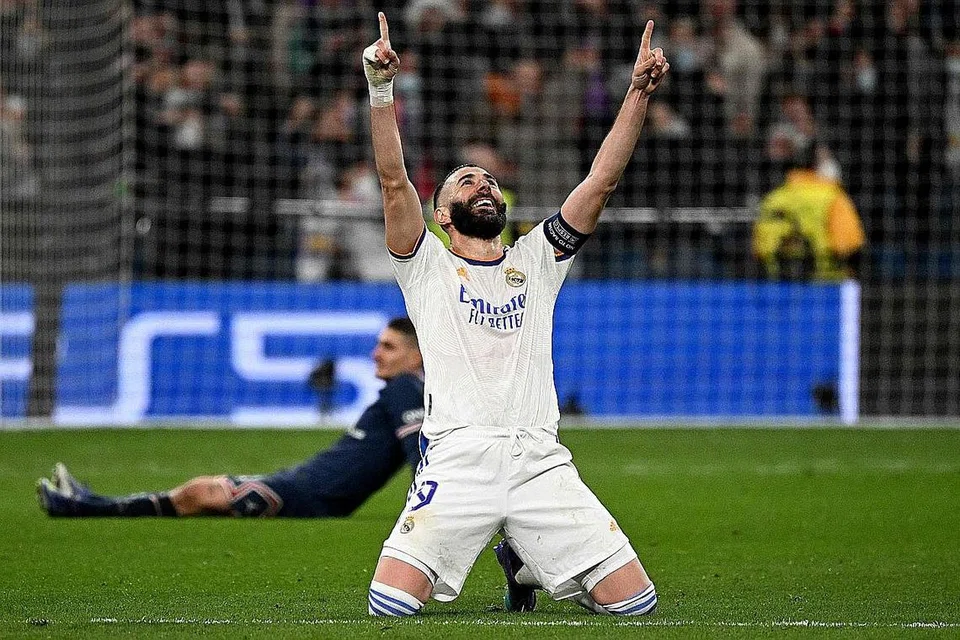 DUA WAJAH BERBEZA: Pengurus PSG, Mauricio Pochettino kelihatan hampa manakala penyerang Real, Karim Benzema (gambar atas), meraikan hatrik untuk bantu kelab gergasi Sepanyol itu bangkit dan mara ke suku akhir. - Foto-Foto AFP