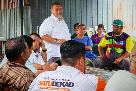 Pengerusi Pakatan Harapan (PH) Johor, Encik Aminolhuda Hassan (berdiri), ketika perjumpaan bersama penduduk Kampung Parit Raja, Muar.