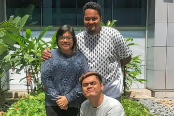 SUARA TEATER ANAK MUDA: Penggerak Hatch Theatrics - yang terdiri daripada (berdiri dari kiri) pengurus kumpulan Nur Khairiyah Ramli, pengarah Faizal Abdullah dan penulis Hafidz Abdul Rahman (depan) - ketengahkan karya yang mampu dikaitkan dengan cita rasa penonton. - Foto BH oleh HARYANI ISMAIL