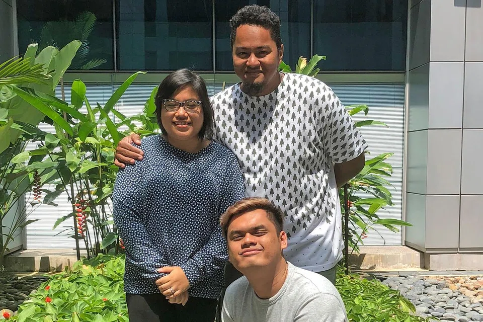 SUARA TEATER ANAK MUDA: Penggerak Hatch Theatrics - yang terdiri daripada (berdiri dari kiri) pengurus kumpulan Nur Khairiyah Ramli, pengarah Faizal Abdullah dan penulis Hafidz Abdul Rahman (depan) - ketengahkan karya yang mampu dikaitkan dengan cita rasa penonton. - Foto BH oleh HARYANI ISMAIL