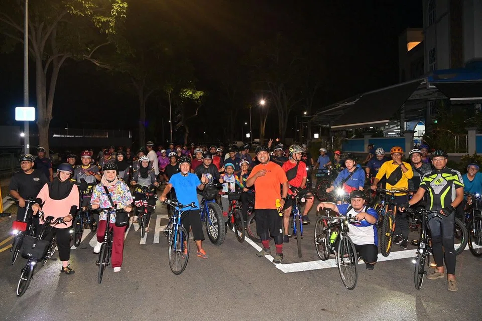 Antara cara Encik Sharael mendekati penduduk Pasir Ris ialah menerusi acara berbasikal beramai-ramai dipanggil, ‘Ramadan Ride’, kegiatan tahunan sejak 2022. Penduduk daripada pelbagai lapisan umur bersatu di luar Masjid Al-Istighfar untuk berbasikal selepas menunaikan solat tarawih.